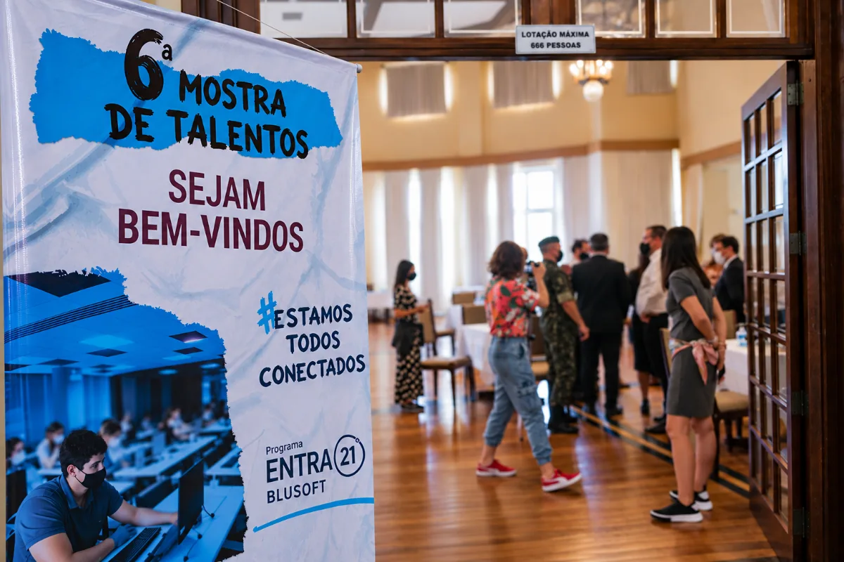 Turma de uma das primeiras edições do Entra21
