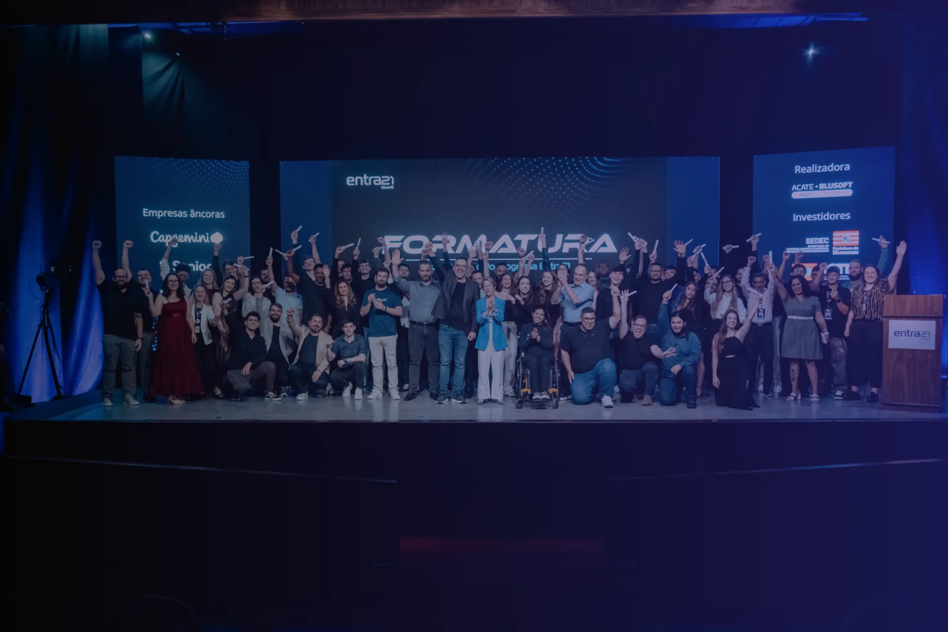 Turma reunida na formatura do Entra21